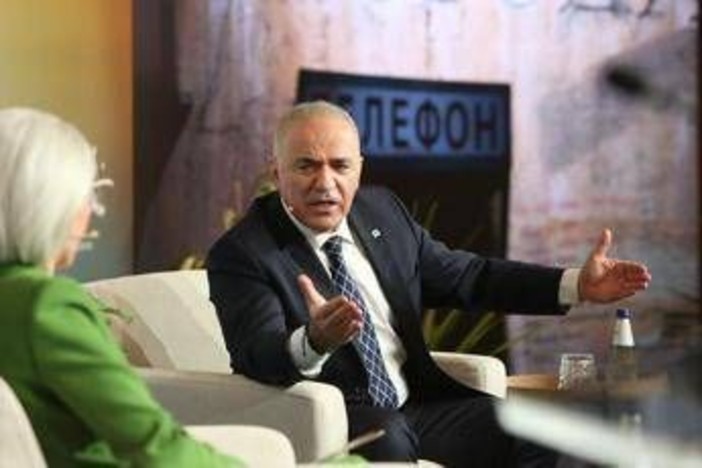"La Cina aspetta la disfatta russa per riprendersi la Siberia": Kasparov sul regime di Putin "La Cina aspetta la disfatta russa per riprendersi la Siberia": Kasparov sul regime di Putin