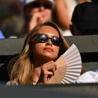Laila Hasanovic esulta e abbraccia Sinner, festa tra fidanzati a Wimbledon