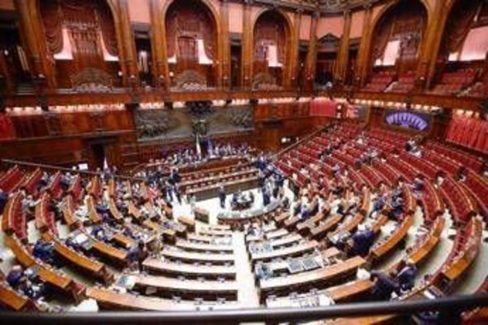 Fa troppo freddo alla Camera, la richiesta: "Meno aria ghiacciata" Fa troppo freddo alla Camera, la richiesta: "Meno aria ghiacciata"