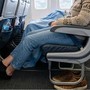Lunghi viaggi in aereo? Guai a togliere le scarpe: i consigli anti trombosi