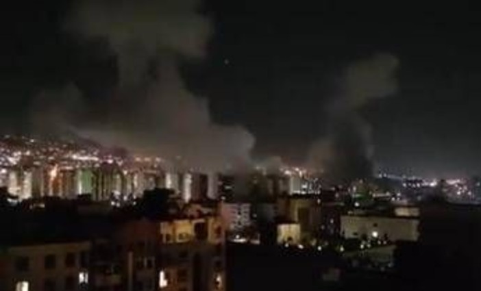 Attacco israeliano all'Iran, colonne di fumo su Teheran - Video Attacco israeliano all'Iran, colonne di fumo su Teheran - Video