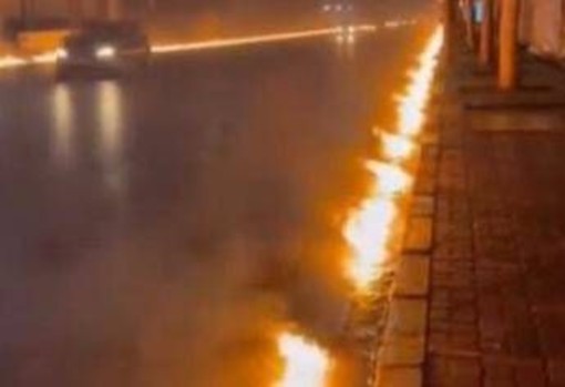 Petrolio finisce nelle fogne, strade di Teheran in fiamme dopo i raid