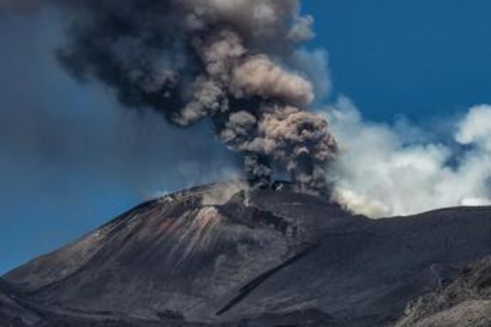 Eruzione Etna, sospesi fino alle 17 i voli in arrivo all'aeroporto di Catania