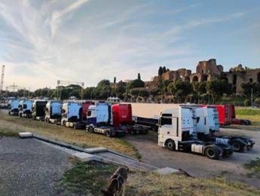 Circo Massimo invaso dai tir per il concerto di Cremonini: l'area archeologica trasformata in un gigantesco parcheggio Circo Massimo invaso dai tir per il concerto di Cremonini: l'area archeologica trasformata in un gigantesco parcheggio