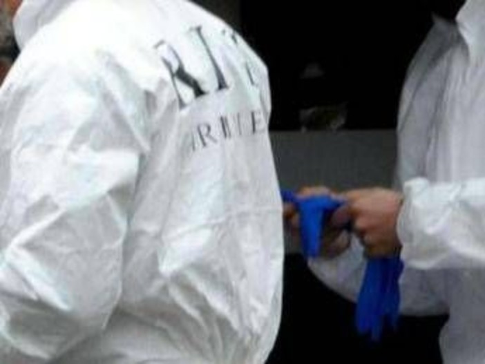 David Rossi, primi esiti Ris su video: al momento della caduta non aveva orologio al polso David Rossi, primi esiti Ris su video: al momento della caduta non aveva orologio al polso