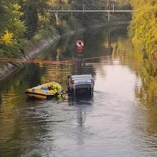 Tragedia a Senago, auto con 9 giovani a bordo finisce in un canale: tre morti