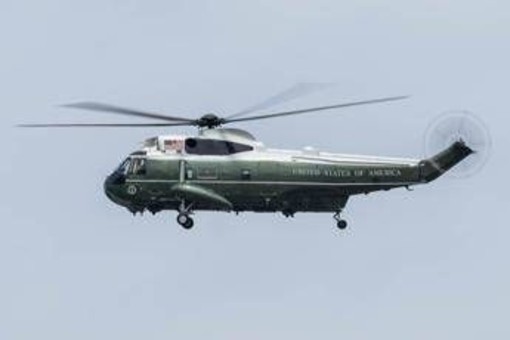 Usa, il rapporto: problemi di comunicazione al decollo, quasi-collisione per il Marine One di Trump