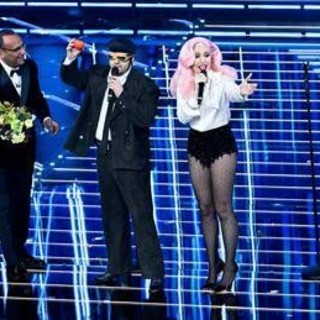 Sanremo 2026, TonyPitony e il caco sul palco: il significato del gesto Sanremo 2026, TonyPitony e il caco sul palco: il significato del gesto
