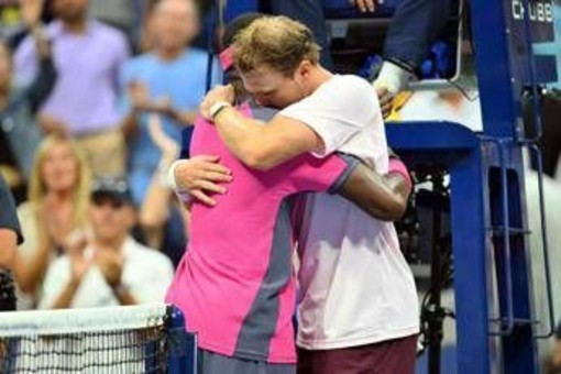 Michelsen perde e scoppia a piangere, Tiafoe lo consola: fair play agli US Open Michelsen perde e scoppia a piangere, Tiafoe lo consola: fair play agli US Open