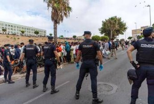 Nuovi scontri a Ceuta tra migranti e polizia, agenti sparano in aria per disperdere folla Nuovi scontri a Ceuta tra migranti e polizia, agenti sparano in aria per disperdere folla