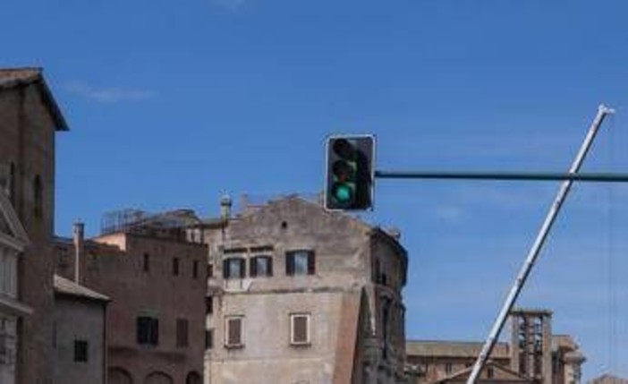 A Roma semafori con luce bianca per auto a guida autonoma? Patanè: "Sono fake news"