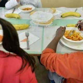 Bimbi a tavola, studio: "Mangiare senza aiuto favorisce sviluppo linguaggio" Bimbi a tavola, studio: "Mangiare senza aiuto favorisce sviluppo linguaggio"