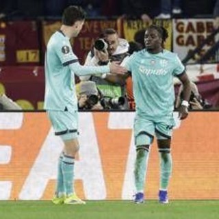 Roma-Bologna, vantaggio rossoblù con Rowe tra le proteste. Cos'è successo in Europa League