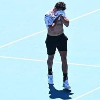 Darderi, la racchetta lanciata contro Sinner e la 'maledizione' del bambino in tribuna Darderi, la racchetta lanciata contro Sinner e la 'maledizione' del bambino in tribuna