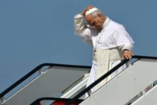 Papa Leone XIV, problema tecnico al decollo: il Pontefice scende dall'aereo Papa Leone XIV, problema tecnico al decollo: il Pontefice scende dall'aereo