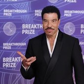 Lionel Richie ferma il concerto per un malore: "Non era in condizioni di continuare"