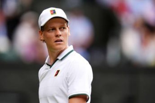 Sinner fa doppio fallo e se la prende con il pubblico: nervosismo a Wimbledon Sinner fa doppio fallo e se la prende con il pubblico: nervosismo a Wimbledon