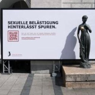 Germania, statue con seni logori per selfie turisti: le foto usate per campagna anti molestie