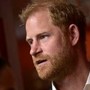 Harry e ritorno in Gb, il retroscena: duca di Sussex è ancora arrabbiato e vuole le scuse della famiglia Harry e ritorno in Gb, il retroscena: duca di Sussex è ancora arrabbiato e vuole le scuse della famiglia