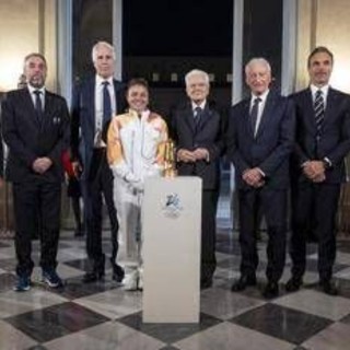 Milano Cortina 2026, la fiamma olimpica è arrivata in Italia ed è stata consegnata a Mattarella
