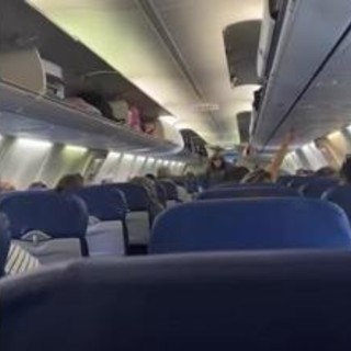 Passeggera nella cappelliera dell’aereo per riposare, ecco perché è un'idea terribile (almeno per ora) - Video