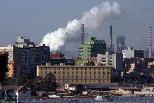 Ex Ilva, in arrivo lettere di licenziamento per 2.500 lavoratori dell'indotto Ex Ilva, in arrivo lettere di licenziamento per 2.500 lavoratori dell'indotto