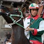 Aquila vince il Palio di Siena, Tittia fa 12: chi è il fantino dei record Aquila vince il Palio di Siena, Tittia fa 12: chi è il fantino dei record