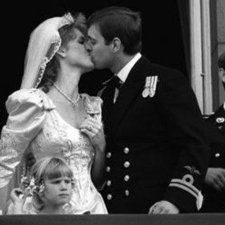 Andrea e Sarah, 40 anni fa il matrimonio: i segreti dietro un divorzio perfetto Andrea e Sarah, 40 anni fa il matrimonio: i segreti dietro un divorzio perfetto