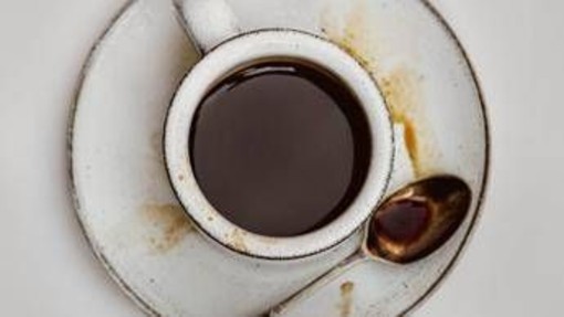 La avvelena con la candeggina nel caffè, la moglie lo smaschera con una telecamera La avvelena con la candeggina nel caffè, la moglie lo smaschera con una telecamera