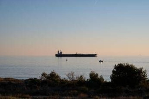 Turchia, la denuncia di Ankara: "Nostra petroliera attaccata nel Mar Nero"