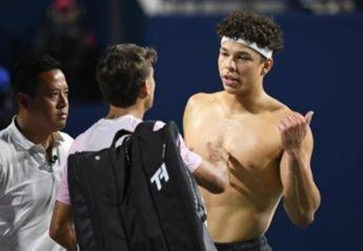 Cobolli, alta tensione con Shelton: fa una smorfia, l'americano si infuria Cobolli, alta tensione con Shelton: fa una smorfia, l'americano si infuria