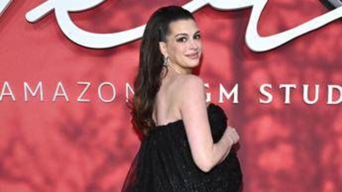 Anne Hathaway torna con 'Verity': "Oggi si può scegliere la propria verità, è inquietante"