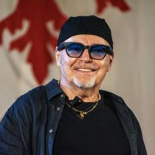 Vasco Rossi in ospedale, operato alla schiena: "Sono già in piedi" Vasco Rossi in ospedale, operato alla schiena: "Sono già in piedi"