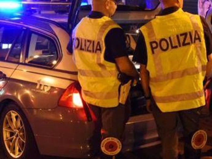 Roma, 23enne su auto a noleggio non si ferma all’alt e si schianta contro autobus