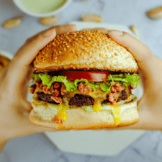 Addio porzioni extra-large nei fast food: pesa caro-vita ma anche girovita Addio porzioni extra-large nei fast food: pesa caro-vita ma anche girovita