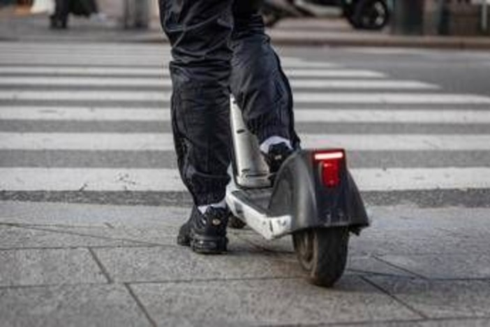 Milano, in due su monopattino si scontrano con auto: morto 19enne Milano, in due su monopattino si scontrano con auto: morto 19enne