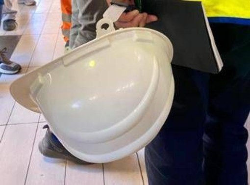 Pistoia, cade dal tetto di un capannone: operaio muore a 43 anni Pistoia, cade dal tetto di un capannone: operaio muore a 43 anni