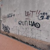 Writer scatenati nel centro storico di Porto Maurizio: colpiti corso Garibaldi, via Romita e piazza Mameli Writer scatenati nel centro storico di Porto Maurizio: colpiti corso Garibaldi, via Romita e piazza Mameli