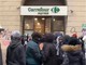 Milano, riparte la guerriglia in centro: giovani sfondano vetrine centro, assaltato Carrefour Milano, riparte la guerriglia in centro: giovani sfondano vetrine centro, assaltato Carrefour