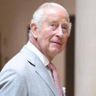 "Re Carlo è morto", la radio sbaglia annuncio e lo speaker scappa: storia di un disastro "Re Carlo è morto", la radio sbaglia annuncio e lo speaker scappa: storia di un disastro
