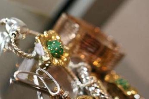 Da gioielli famiglia a posate nonna, è corsa ai compro oro Da gioielli famiglia a posate nonna, è corsa ai compro oro