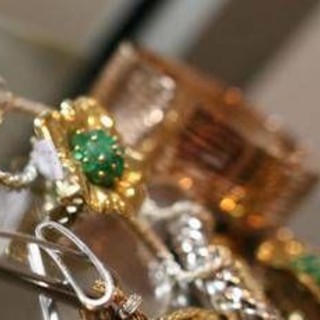 Da gioielli famiglia a posate nonna, è corsa ai compro oro Da gioielli famiglia a posate nonna, è corsa ai compro oro