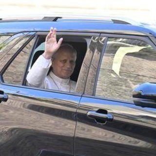 Papa Leone operato, pneumologo: "Se adenocarcinoma è localizzato, intervento può essere risolutivo"