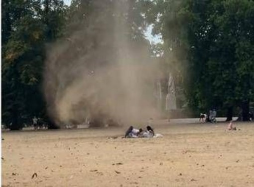Il 'diavolo di sabbia' attraversa un parco di Londra: paura tra i presenti