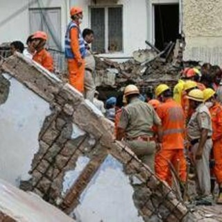India, 6 morti in crollo edificio a Nuova Delhi: si continua a scavare tra le macerie India, 6 morti in crollo edificio a Nuova Delhi: si continua a scavare tra le macerie