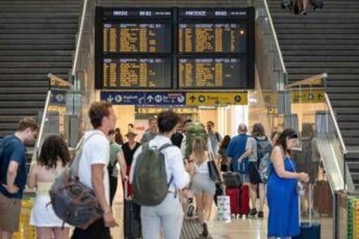 Sciopero, anche oggi stop dei treni: orari, fasce garantite e rimborsi Sciopero, anche oggi stop dei treni: orari, fasce garantite e rimborsi