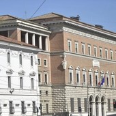 Borsa sospetta con foulard con falce e martello davanti a Ministero Giustizia Borsa sospetta con foulard con falce e martello davanti a Ministero Giustizia