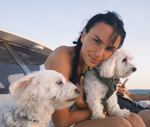 Arisa cancella la foto in topless, la spiegazione sul dietrofront: "Si cambia"