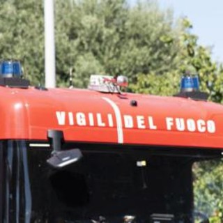 Lodi, auto avvolta dalle fiamme: trovata una persona morta all'interno