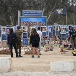 Israele, i due volti del 7 ottobre: sopravvissuti e familiari si riuniscono il giorno del massacro, il governo il 5 Israele, i due volti del 7 ottobre: sopravvissuti e familiari si riuniscono il giorno del massacro, il governo il 5